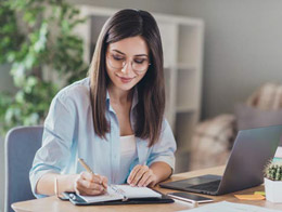 femme écrit ordinateur