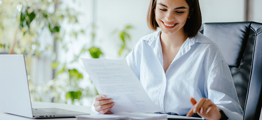 femme souriante bureau