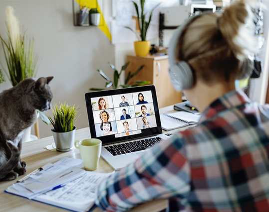 femme communication visioconférence ordinateur