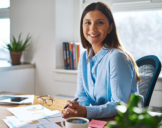 femme souriante bureau