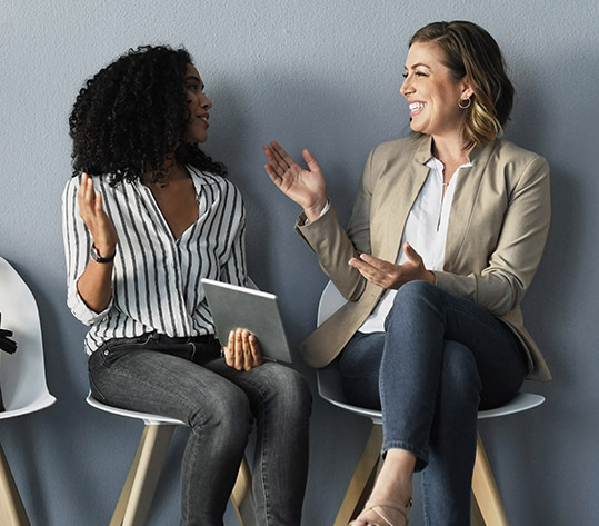 2 femmes qui discutent