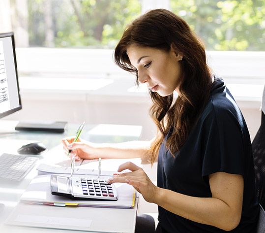 femme calculatrice classeur ordinateur-stylo