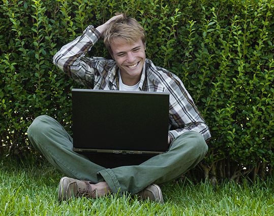 homme ordinateur jardin