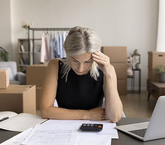 femme calcul document ordinateur