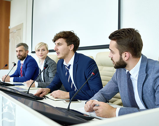 illustration homme manipulé par deux mains