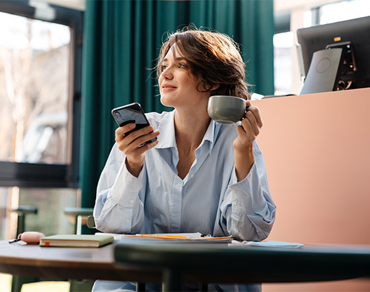 femme téléphone tasse café