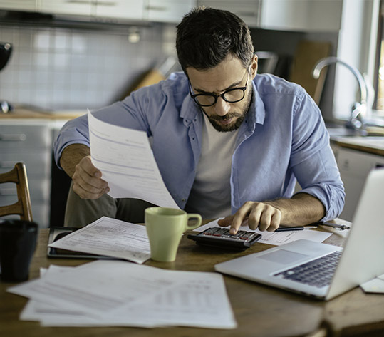 homme calcul document ordinateur