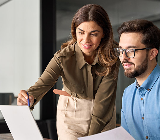 femme homme collègues travail