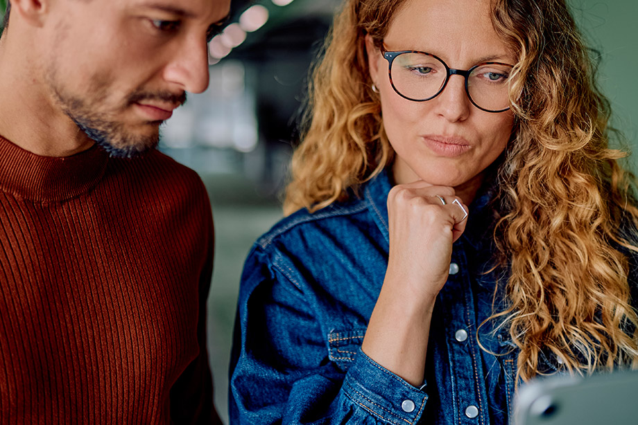 homme femme tablette