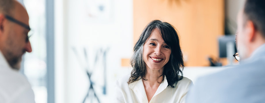 femme souriante hommes