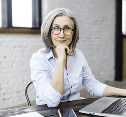 femme agée assise devant ordinateur