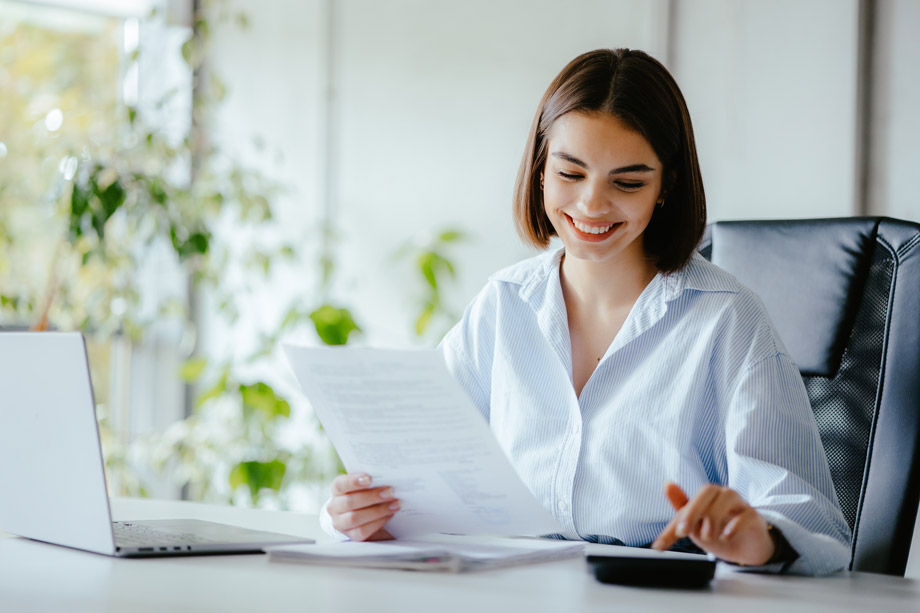 femme souriante bureau