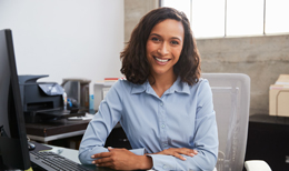 femme souriante bureau