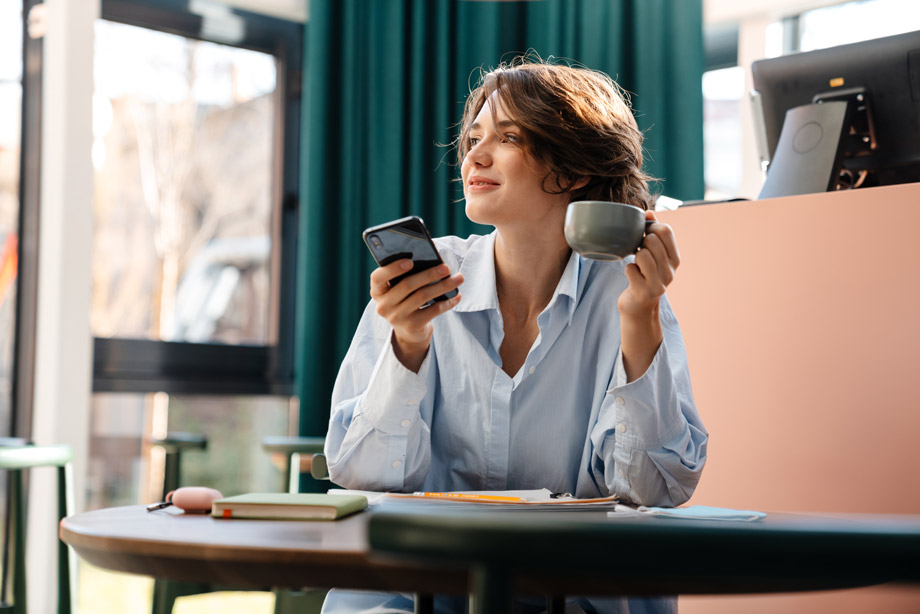 femme téléphone café table